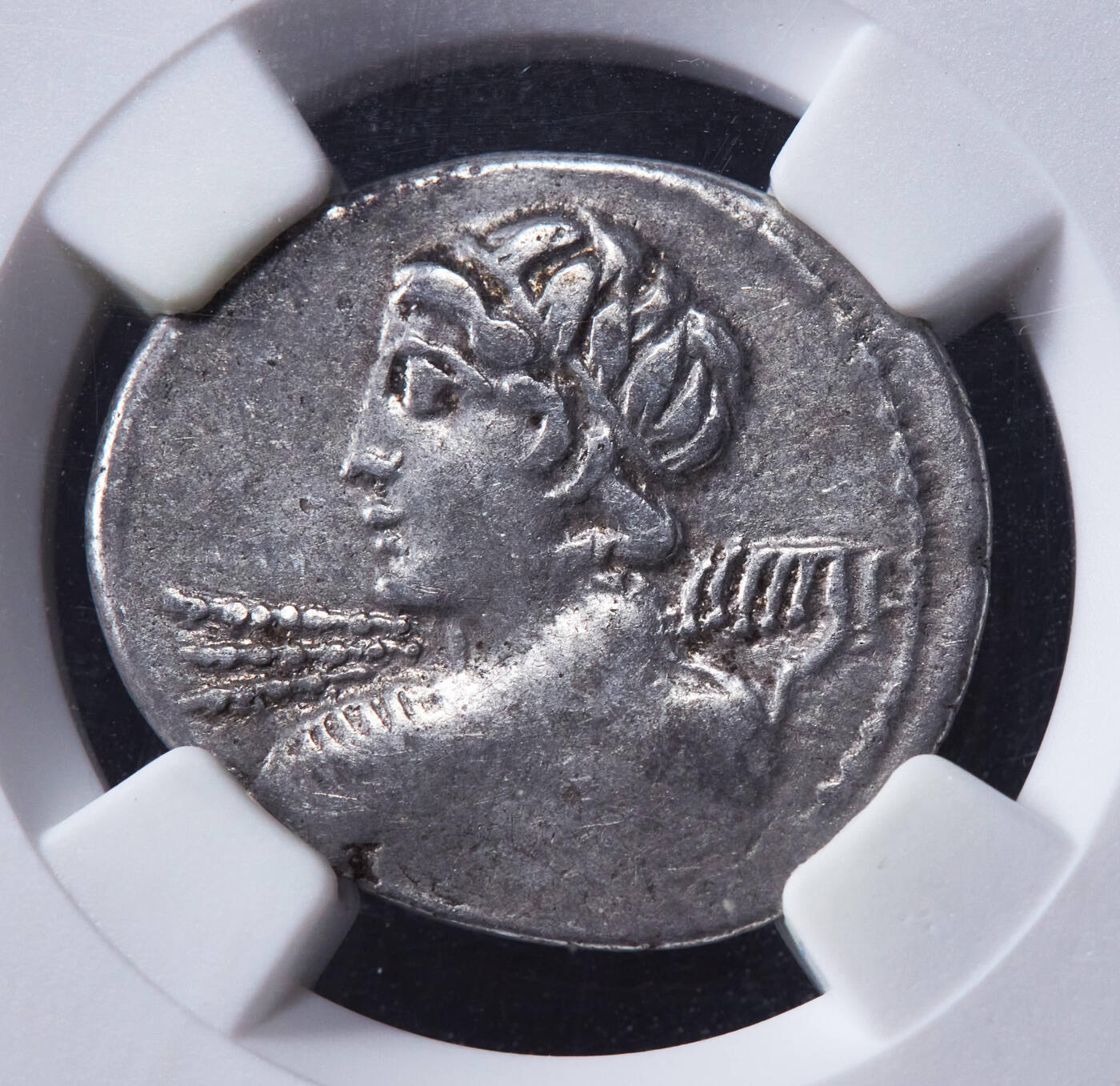 【俄甄集藏】“万象更新、马呈祥瑞”迎新春俄甄精品场-2026年(047)01-21 星期三 晚 19:30 全场包邮 古罗马共和国公元前84年健康之神维吉奥斯1第纳尔银币 ，NGC VF，打制于罗马城，正面是投掷闪电的健康之神维吉奥斯，背面是智慧女神密涅瓦持矛盾站在驷马战车上，少见品种