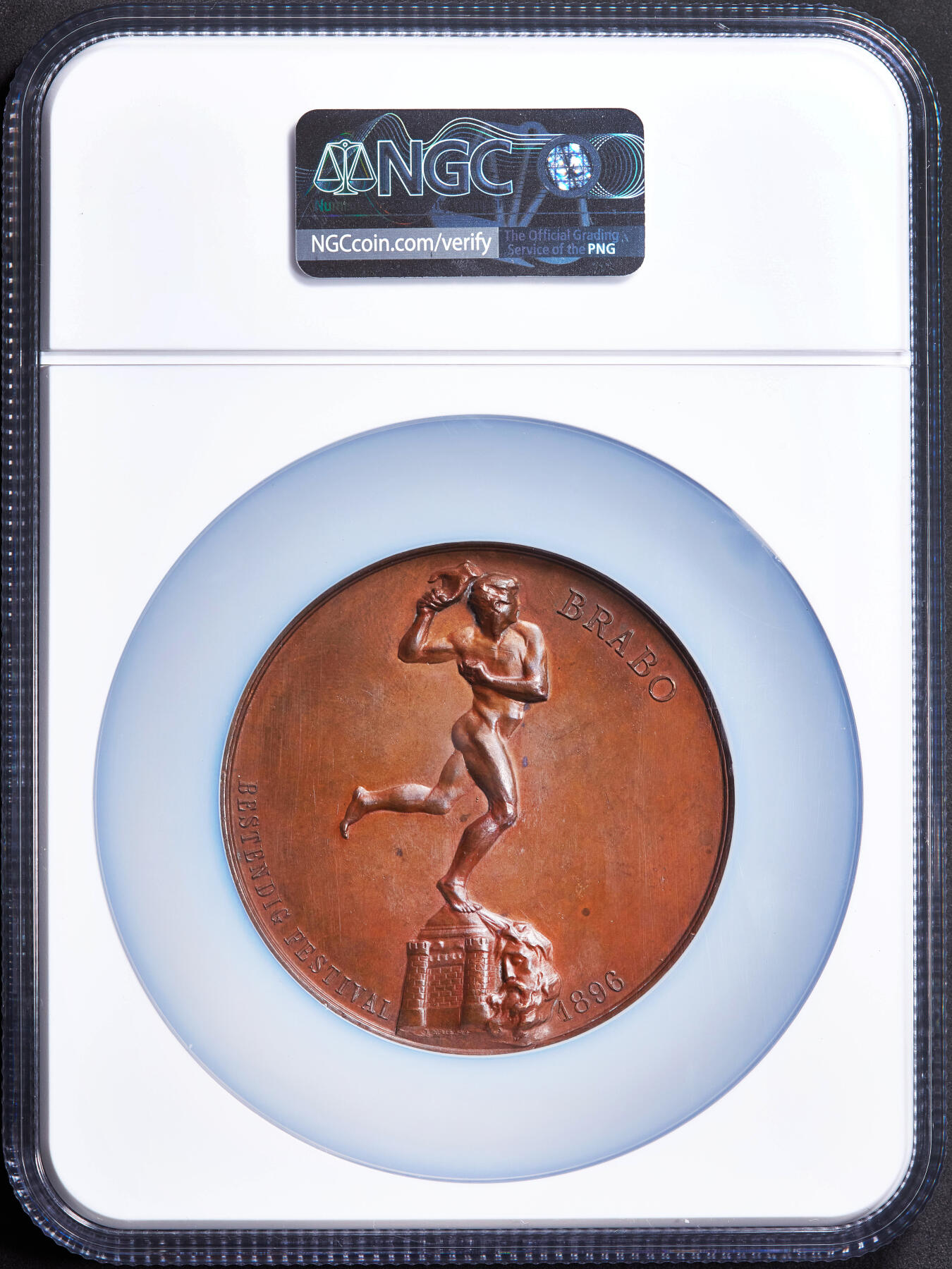 【俄甄集藏】“万象更新、马呈祥瑞”迎新春俄甄精品场-2026年(047)01-21 星期三 晚 19:30 全场包邮 比利时1896年纪念安特卫英雄布拉博国际节大铜章，NGC MS63，高浮雕，设计精美，原铜光犹在，雕刻名家贝特斯作品，顶级状态，直径67mm