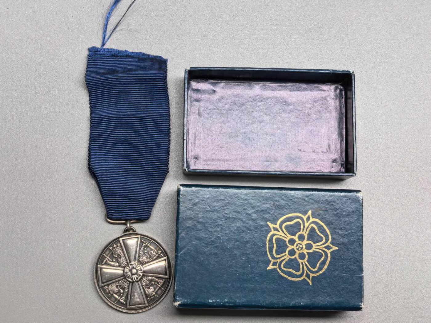 小驴勋章奖章收藏1月17日周六晚六点拍卖（珍爱和平，收藏战争，铭记历史，勿忘国耻，忠党爱国。有偿代拍，送拍规则在简介最后，参拍须阅读规则后再参拍，关系到运费包装发货时效真假辨别等关键信息，拍卖时不再发原图，看大图店主微信码在拍卖店铺介绍里）