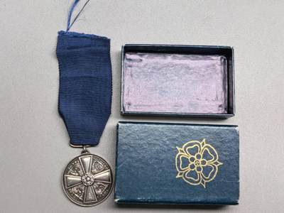 小驴勋章奖章收藏1月17日周六晚六点拍卖（珍爱和平，收藏战争，铭记历史，勿忘国耻，忠党爱国。有偿代拍，送拍规则在简介最后，参拍须阅读规则后再参拍，关系到运费包装发货时效真假辨别等关键信息，拍卖时不再发原图，看大图店主微信码在拍卖店铺介绍里） - 芬兰二级白玫瑰奖章，带盒，边铭银标厂标年份标