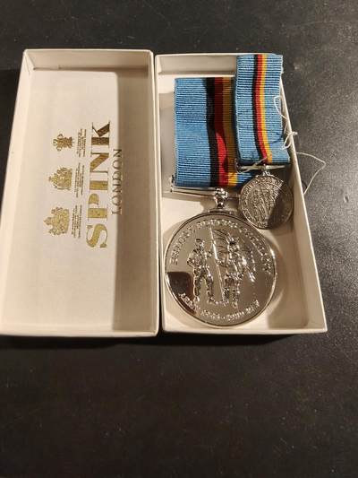 老王徽章第177期 - 英国二战德国占领军服役奖章   原盒    实发带背铭和迷你章(迷你章也刻名实发)      少见带斯宾克厂标