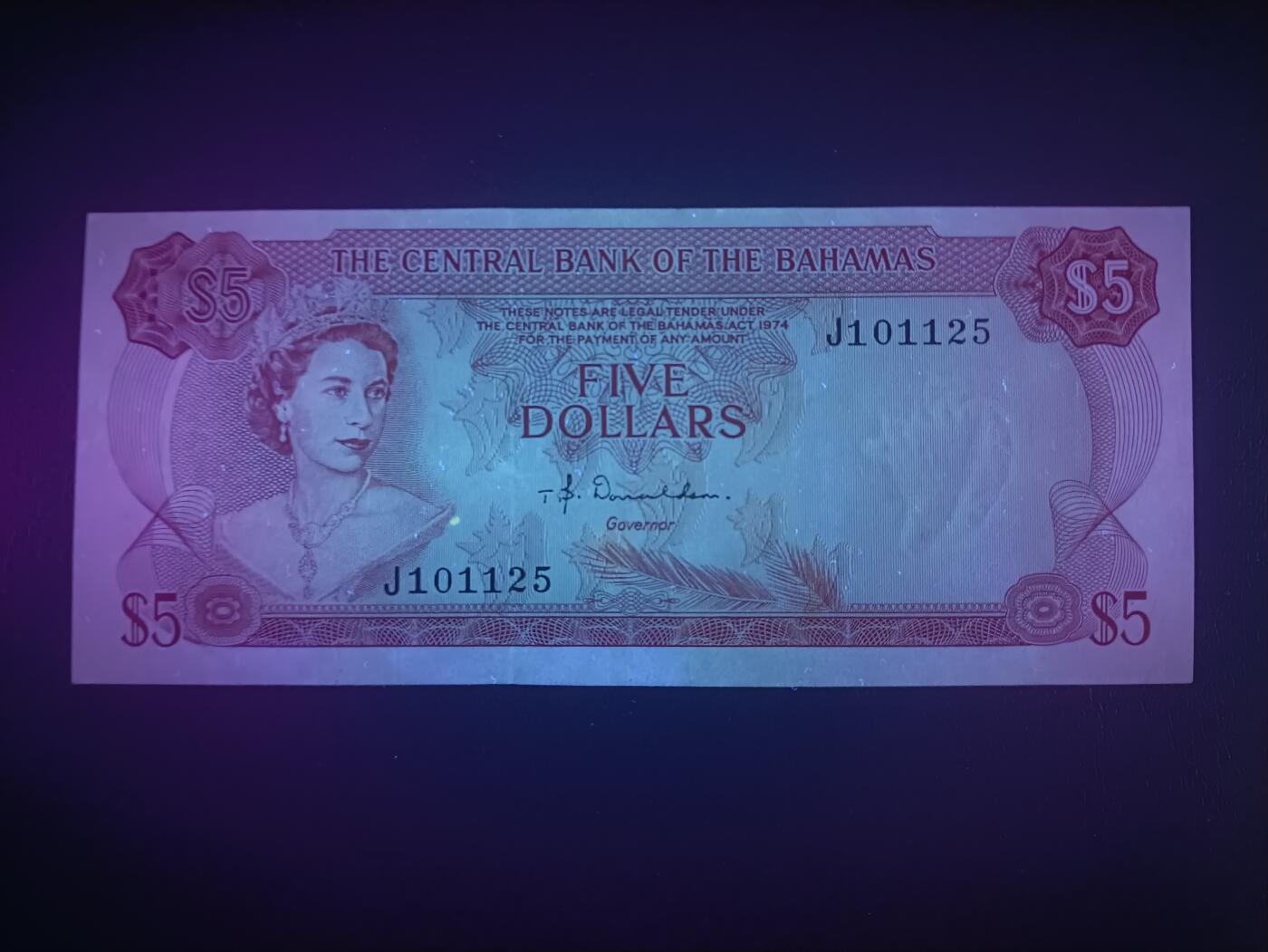 2026一月第三期，总213期 巴哈马1974年5元UNC-无47，后期“巴哈马中央银行”抬头，大皇冠女王和总督府