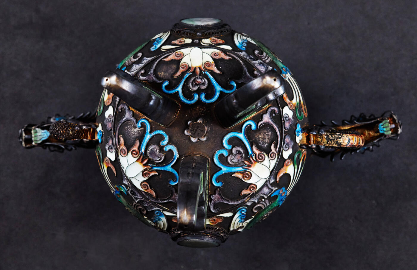 【俄甄集藏】“万象更新、马呈祥瑞”迎新春俄甄精品场-2026年(047)01-21 星期三 晚 19:30 全场包邮 中国1950-1970年代出口换汇时期掐丝珐琅纹龙复古工艺纯银双耳三足茶叶罐，工艺精湛，造型精美，高：165mm，宽：160mm，口径：50mm，重：280.8克，龙尾处有损坏，见图