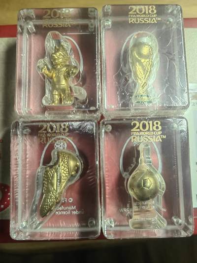 洪涛臻品批发群 精选邮票限时拍卖第1272期  2018世界杯金砖大全套（纯银版）；材质:Ag999纯银。 含999纯银11克，表面镀金。证书齐全，带防伪，有较高的收藏价值，永久保真，喜欢不要错过《此拍品包邮》