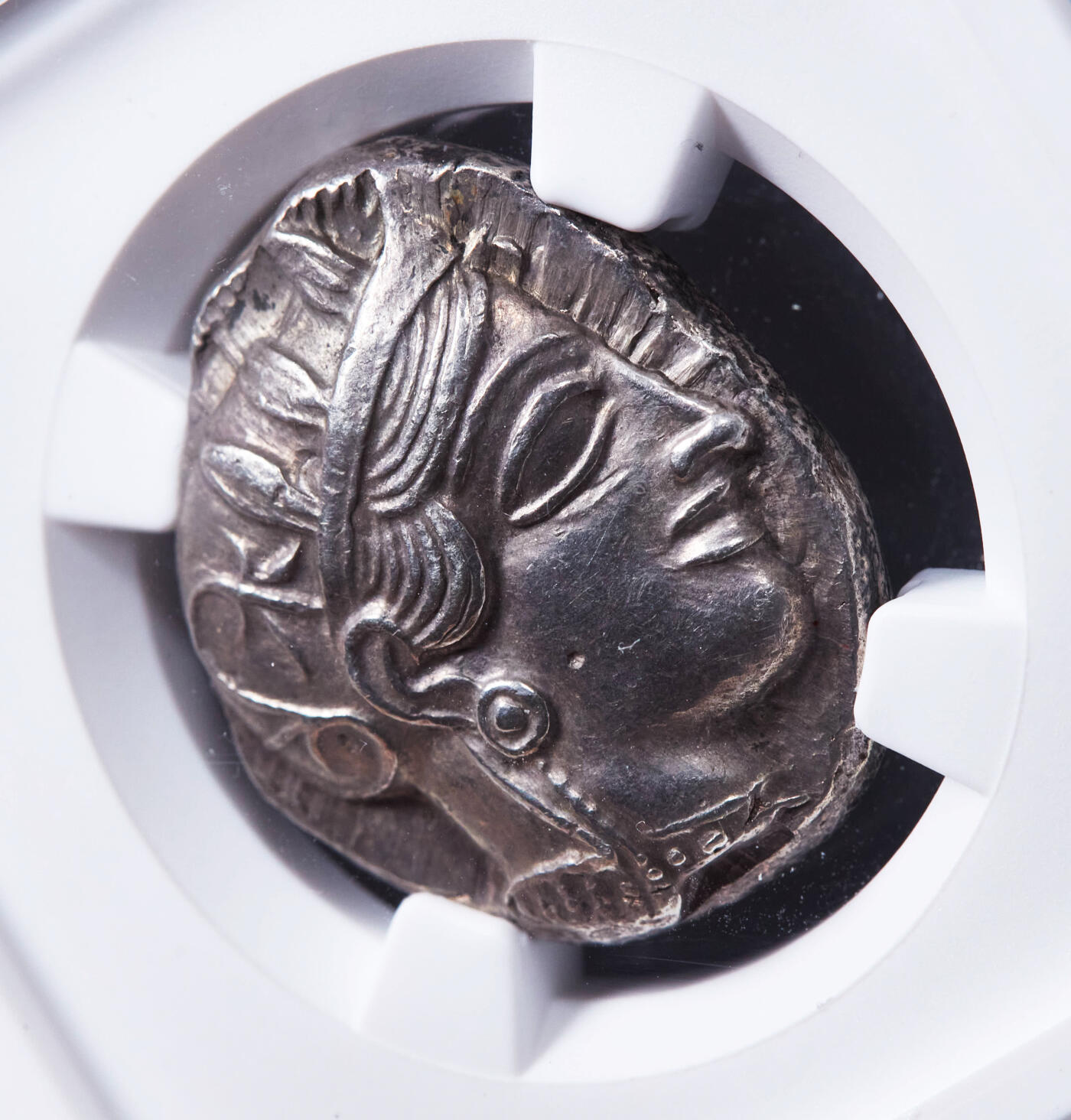 【俄甄集藏】“万象更新、马呈祥瑞”迎新春俄甄精品场-2026年(047)01-21 星期三 晚 19:30 全场包邮 古希腊雅典城公元前440-前404年雅典娜与猫头鹰四德拉克马银币，NGC ChAU (Str5/5, Sur3/5)，正面雅典城守护神雅典娜戴阿提卡式头盔头像，盔舌上有3片橄榄树叶，背面是一只站立的猫头鹰，右方为雅典城的缩写ΑΘΕ，左方为橄榄枝及一钩新月，版模清晰优美，包浆匀称耐看，无懈可击的品相，热门品种，重17.2克