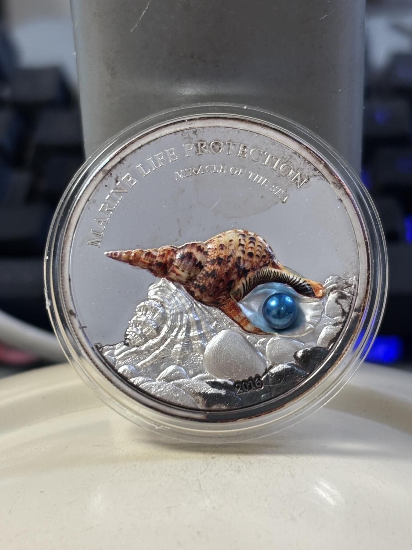 第188期拍卖 帕劳2016年珍珠系列镶嵌天然珍珠彩色1盎司精制银币，999银，发行2500枚，有瑕疵