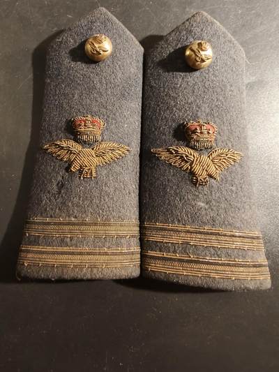 老王徽章第177期 - 英国皇家空军上尉肩章一副     冷战早期