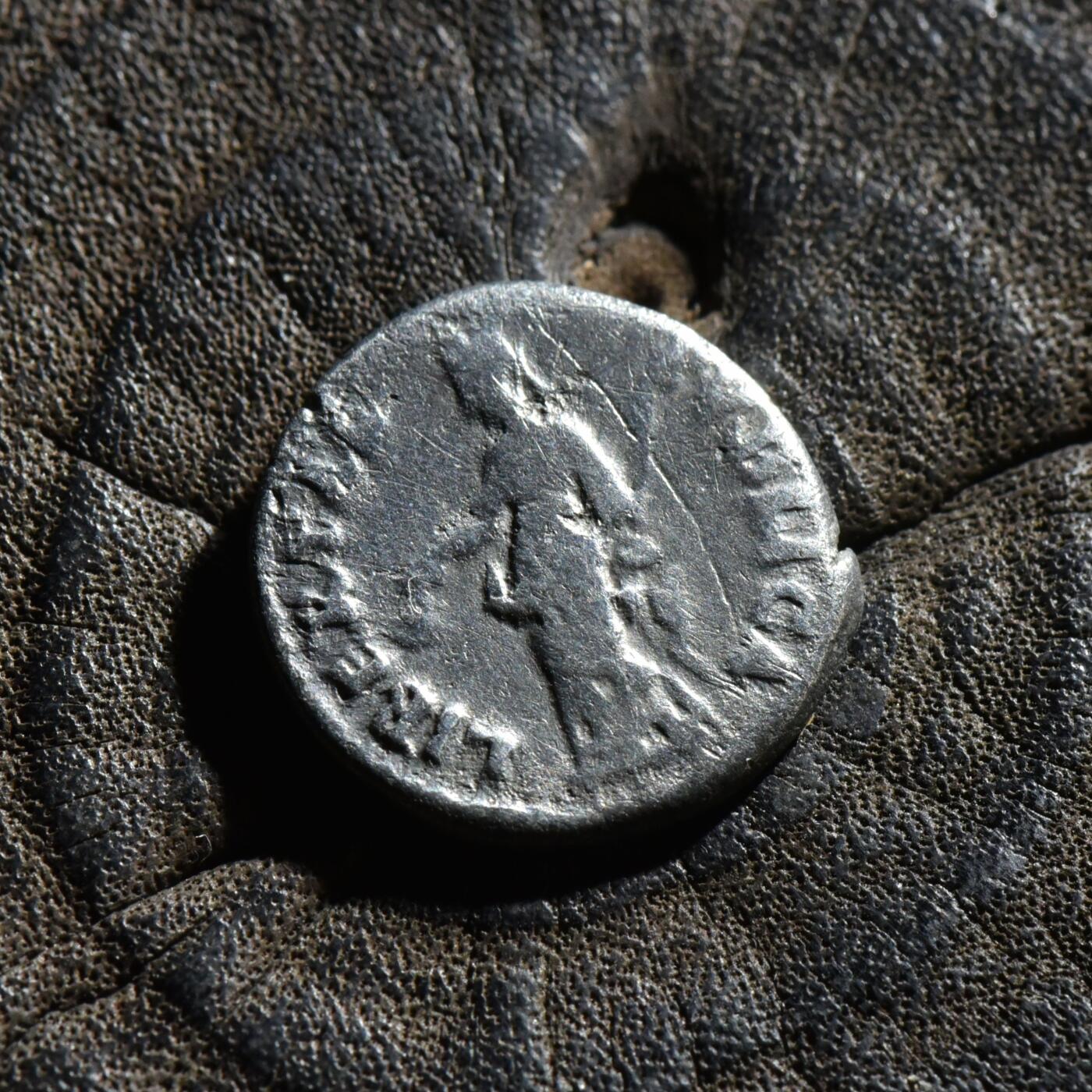 【良泉】【春节前最后一场】2月5日晚19.30点开拍！208组，本场结束后预存钱币的朋友请告知，将连同本场拍品一起邮寄，预祝诸位春节愉快！ 【藏家出品B】【极其罕见】罗马帝国 公元96-98年 涅尔瓦 第纳尔银币 五贤帝中最少见的皇帝，收集五贤帝最大的拦路虎，2.84克