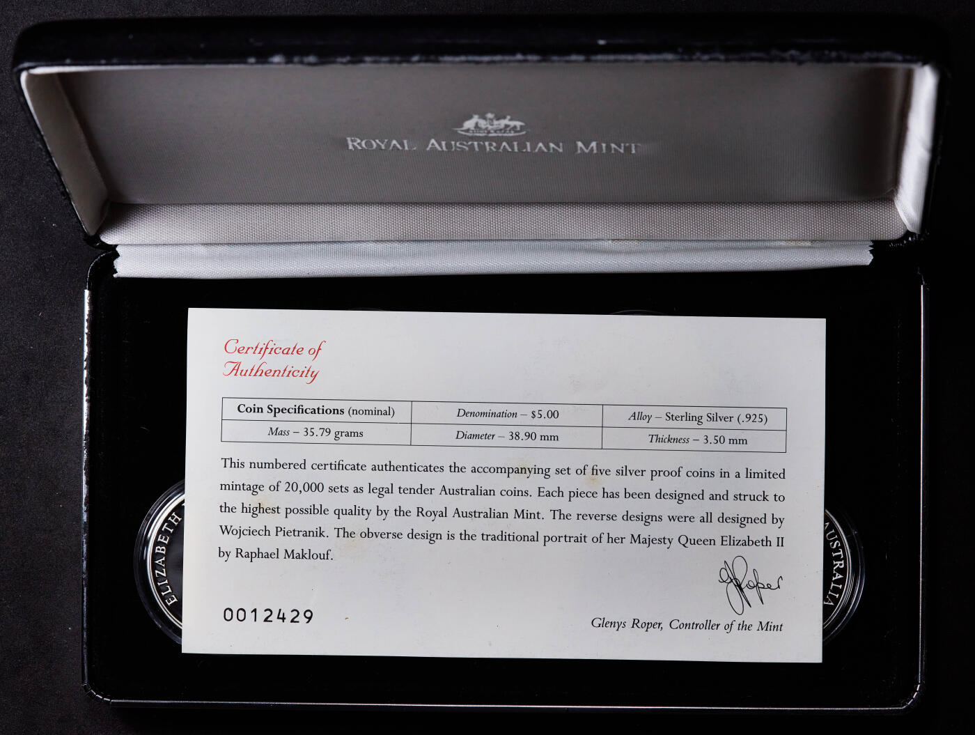 【俄甄集藏】“万象更新、马呈祥瑞”迎新春俄甄精品场-2026年(047)01-21 星期三 晚 19:30 全场包邮 澳大利亚1995年历史人物与事件系列5元精制大银币5枚套装，原盒证，澳大利亚皇家造币厂出品，伊丽莎白·麦克阿瑟、威廉·莱特上校、淘金热时代、科布马车公司、查尔斯·托德，单枚重35.79克，925银，含纯银共165.53克，外盒有损伤，No.1