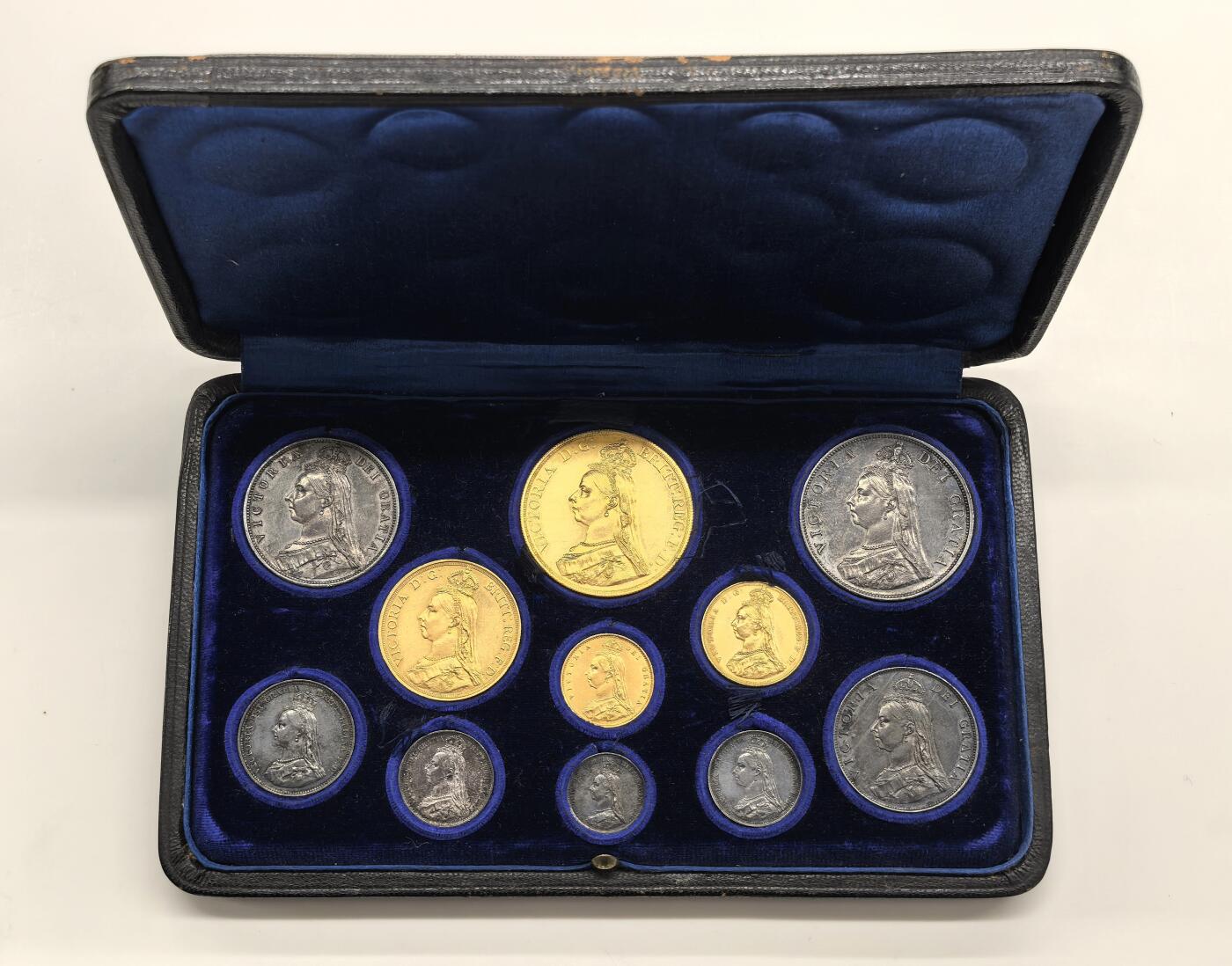 博洋堂世界钱币拍卖第157期（全场包邮） 英国1887年维多利亚4金7银原盒一套，值得珍藏