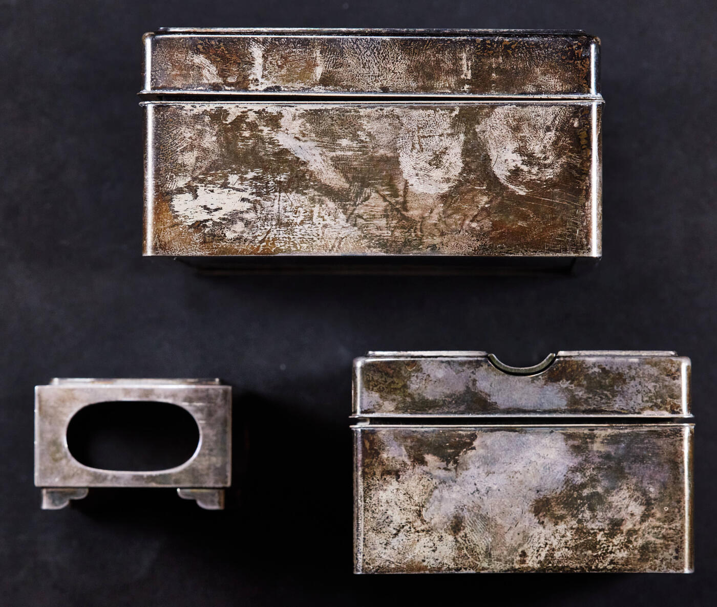 【俄甄集藏】“万象更新、马呈祥瑞”迎新春俄甄精品场-2026年(047)01-21 星期三 晚 19:30 全场包邮 日本昭和六年-九年1931年-1934年九一八事变海军大臣赠品，簪花珐琅彩嵌银工艺古董烟具一套，工艺精湛，分为烟丝盒、烟灰缸、火柴盒三件套，烟丝盒长：106mm，宽：85mm，高：44mm；烟灰缸长：90mm，宽：65mm，高：40mm，火柴盒长：62mm，宽：38mm，高：25mm，总重量：415.4克，内嵌红木，925银