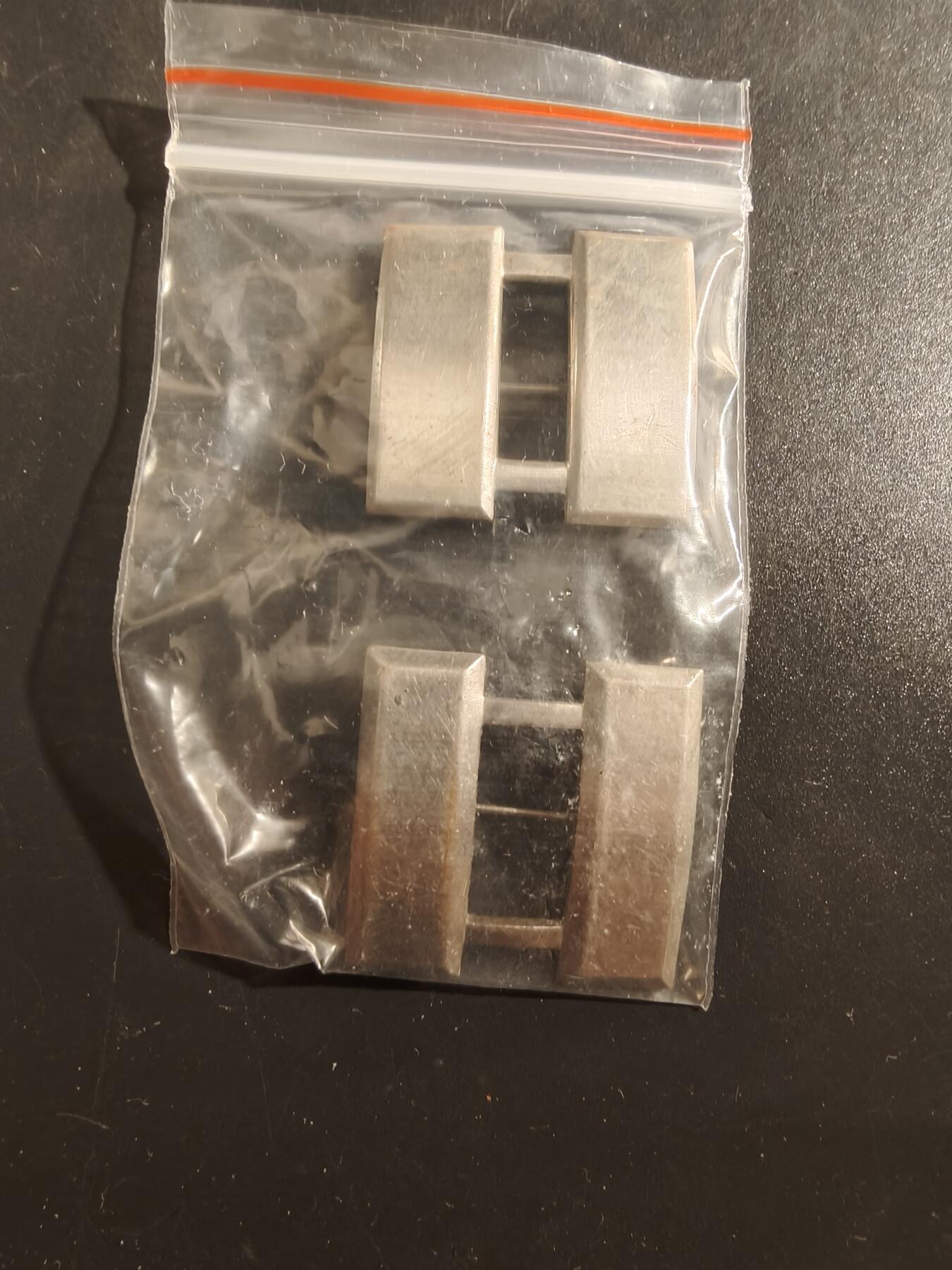 老王徽章第177期 美国上尉金属军衔章一组     二战时期横针版