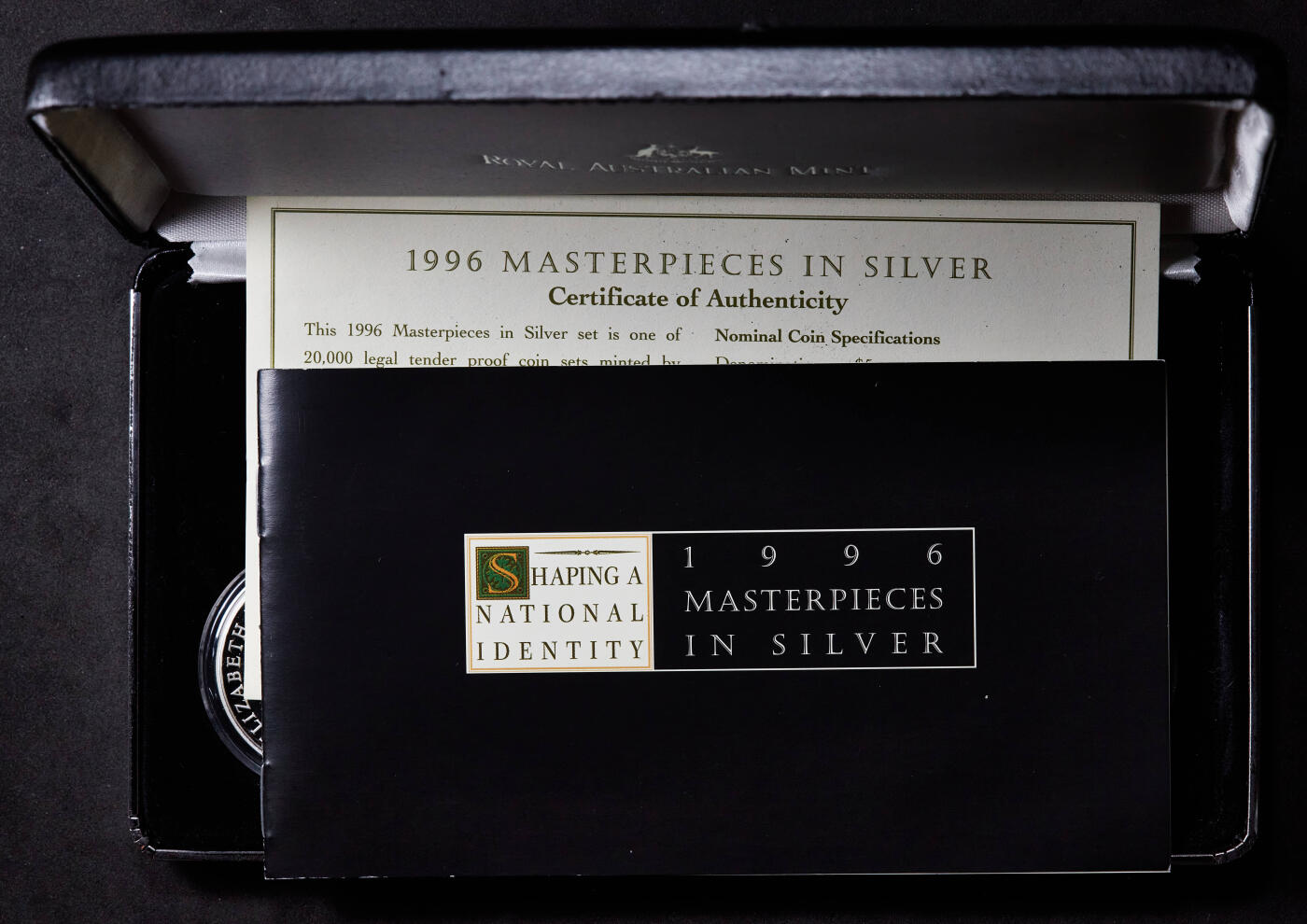 【俄甄集藏】“万象更新、马呈祥瑞”迎新春俄甄精品场-2026年(047)01-21 星期三 晚 19:30 全场包邮 澳大利亚1996年文化与传统系列5元精制大银币5枚套装，原盒证，澳大利亚皇家造币厂出品，马背上的萨克逊、原住民面具、作家亨利·劳森、画家汤姆·罗伯茨、赛马，单枚重35.79克，925银，含纯银共165.53克，外盒有损伤，No.1