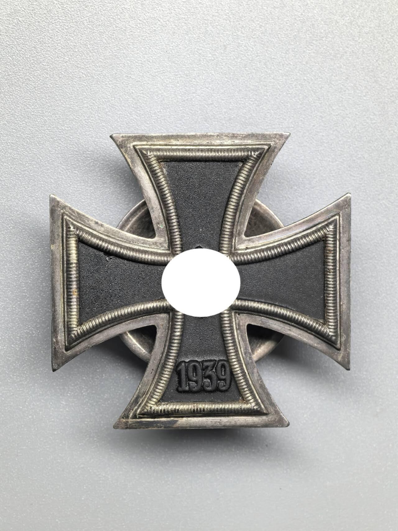 小驴勋章奖章收藏1月17日周六晚六点拍卖（珍爱和平，收藏战争，铭记历史，勿忘国耻，忠党爱国。有偿代拍，送拍规则在简介最后，参拍须阅读规则后再参拍，关系到运费包装发货时效真假辨别等关键信息，拍卖时不再发原图，看大图店主微信码在拍卖店铺介绍里） WWII19厂得三EKI转盘背版，铁质核心黑漆，由E. Ferdinand Wiedmann厂制作，罕见，此枚比书中实例漆面保存还好，此枚我多年前6千售出