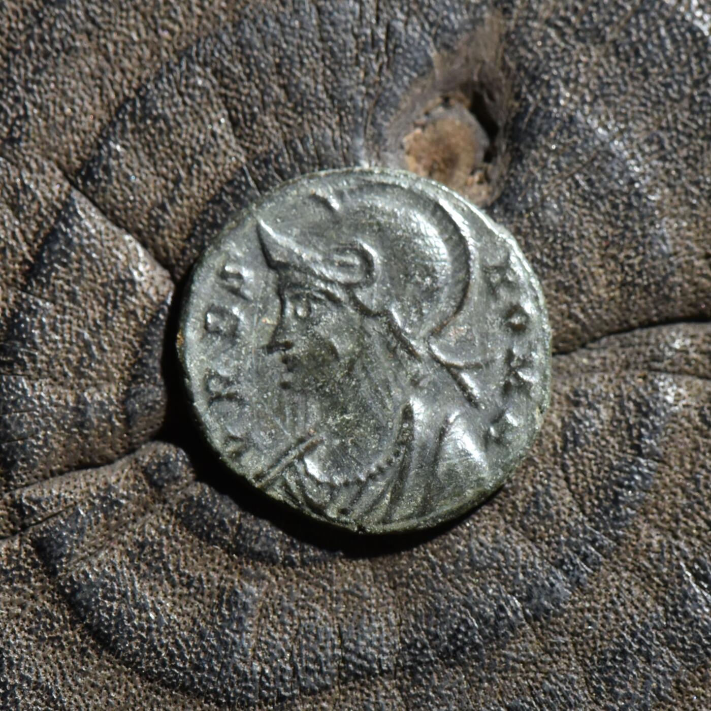 【良泉】【春节前最后一场】2月5日晚19.30点开拍！208组，本场结束后预存钱币的朋友请告知，将连同本场拍品一起邮寄，预祝诸位春节愉快！ 【藏家出品B】罗马帝国 公元330-340年 君士坦丁大帝 母狼育婴纪念币 君士坦丁堡迁都纪念，1.94克