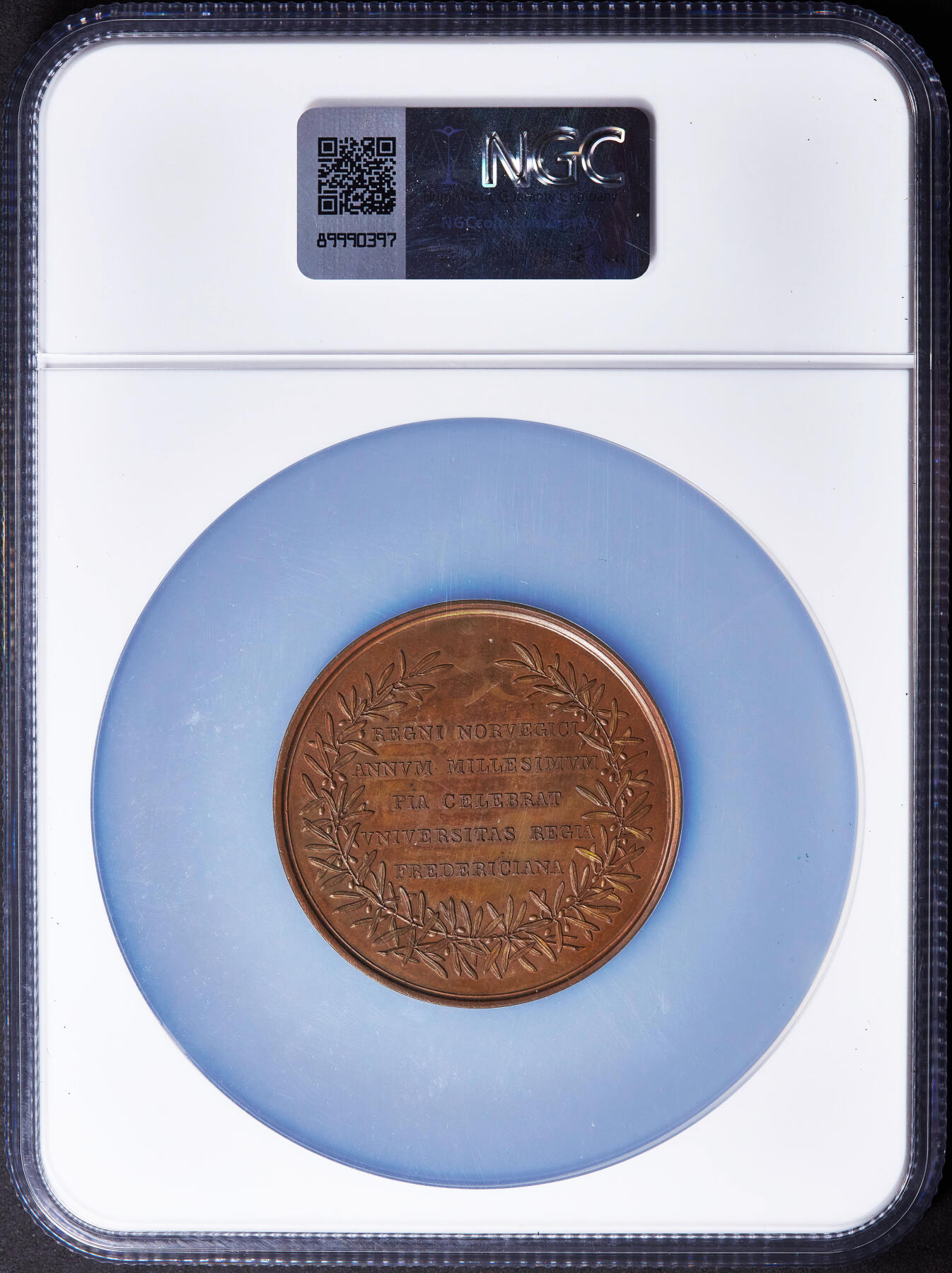 【俄甄集藏】“万象更新、马呈祥瑞”迎新春俄甄精品场-2026年(047)01-21 星期三 晚 19:30 全场包邮 挪威1872年女神坐像皇家弗雷德里克大学纪念挪威建国千年大铜章，NGC MS65，高浮雕，巧克力包浆，顶级品相，直径53mm