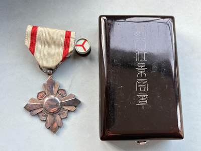 盛世勋华——号角文化勋章邮票专场拍卖第299期 - 牢记历史勿忘国耻 伪满洲国勋八等景云章 银制 带原盒 略 ，章体重31.3克