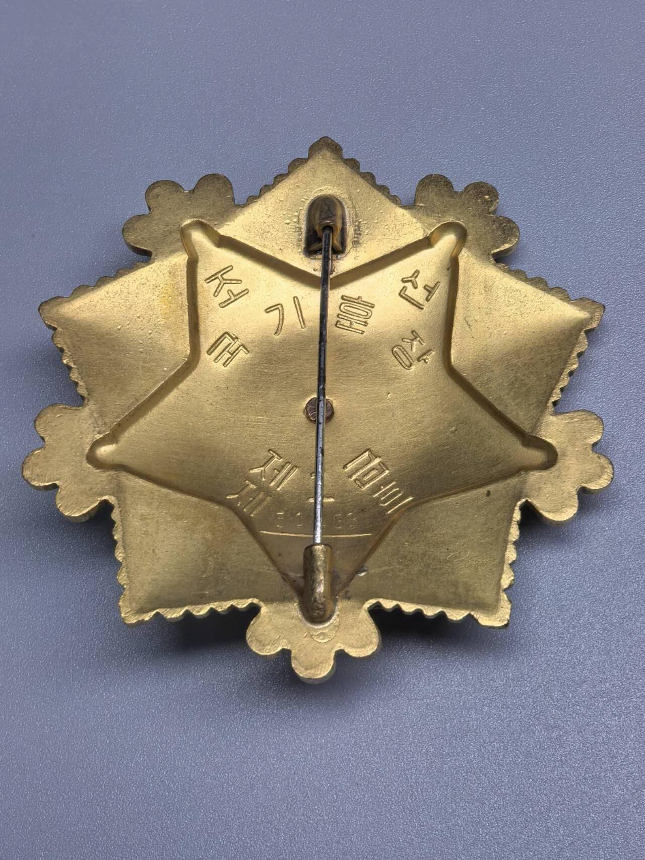 小驴勋章奖章收藏1月17日周六晚六点拍卖（珍爱和平，收藏战争，铭记历史，勿忘国耻，忠党爱国。有偿代拍，送拍规则在简介最后，参拍须阅读规则后再参拍，关系到运费包装发货时效真假辨别等关键信息，拍卖时不再发原图，看大图店主微信码在拍卖店铺介绍里） 一级国旗勋章，铜质镀金，竖针带号