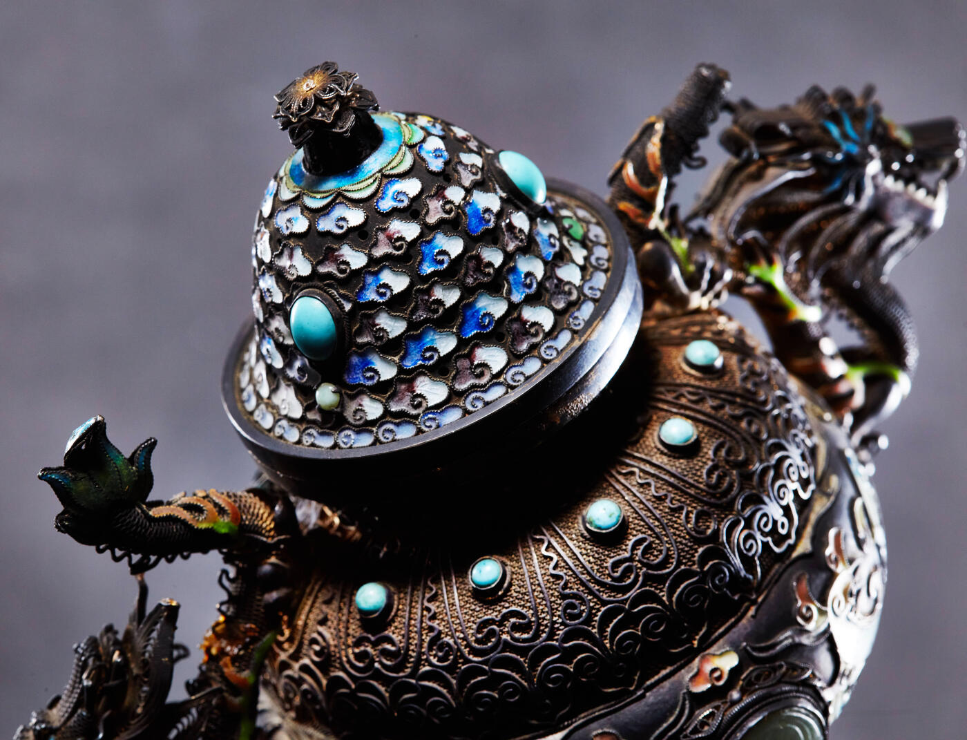 【俄甄集藏】“万象更新、马呈祥瑞”迎新春俄甄精品场-2026年(047)01-21 星期三 晚 19:30 全场包邮 中国1950-1970年代出口换汇时期掐丝珐琅纹龙复古工艺纯银双耳三足茶叶罐，工艺精湛，造型精美，高：165mm，宽：160mm，口径：50mm，重：280.8克，龙尾处有损坏，见图