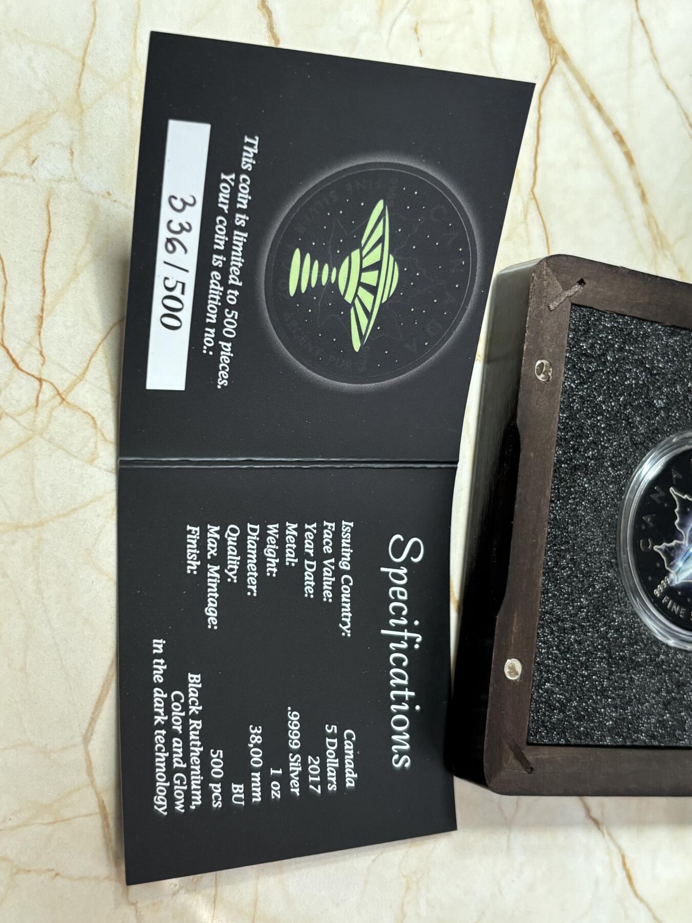 第188期拍卖 加拿大2017年枫叶在黑暗中发光不明飞行物1盎司纪念银币，9999银，发行500枚