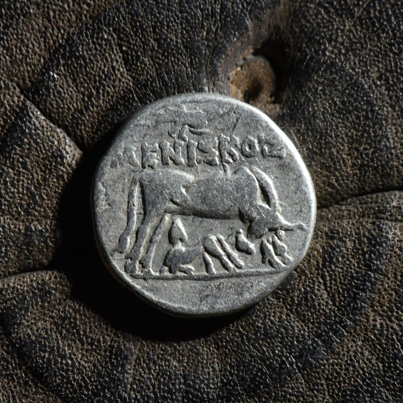 【良泉】【春节前最后一场】2月5日晚19.30点开拍！208组，本场结束后预存钱币的朋友请告知，将连同本场拍品一起邮寄，预祝诸位春节愉快！ 【藏家出品B】古希腊 伊利里亚地区 约公元前229-100年 母牛育犊背星盘 一德拉克马银币，3.22克