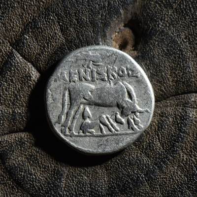 【良泉】【春节前最后一场】2月5日晚19.30点开拍！208组，本场结束后预存钱币的朋友请告知，将连同本场拍品一起邮寄，预祝诸位春节愉快！ - 【藏家出品B】古希腊 伊利里亚地区 约公元前229-100年 母牛育犊背星盘 一德拉克马银币，3.22克