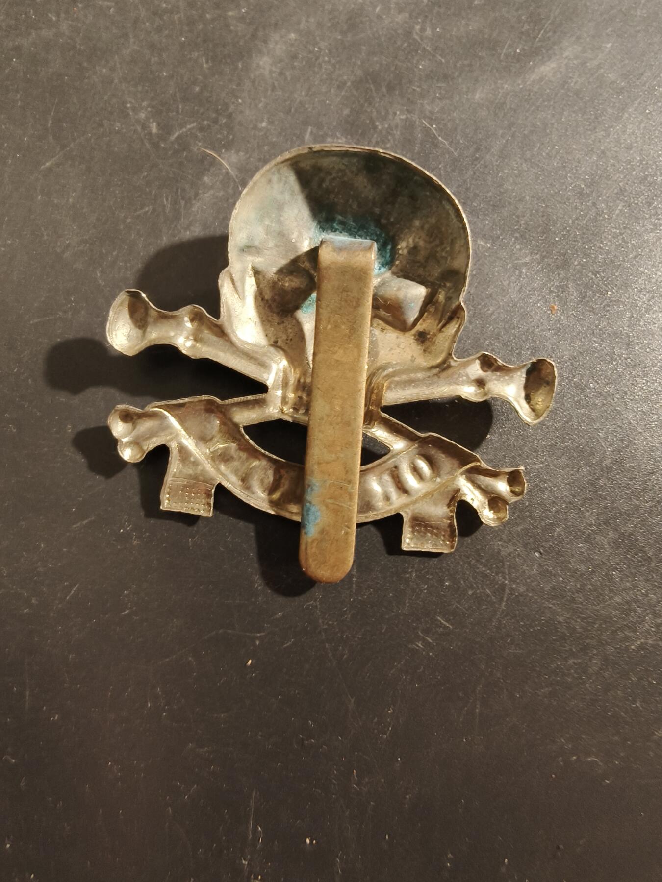 老王徽章第177期 英国剑桥公爵第17枪骑兵团帽徽    一战时期