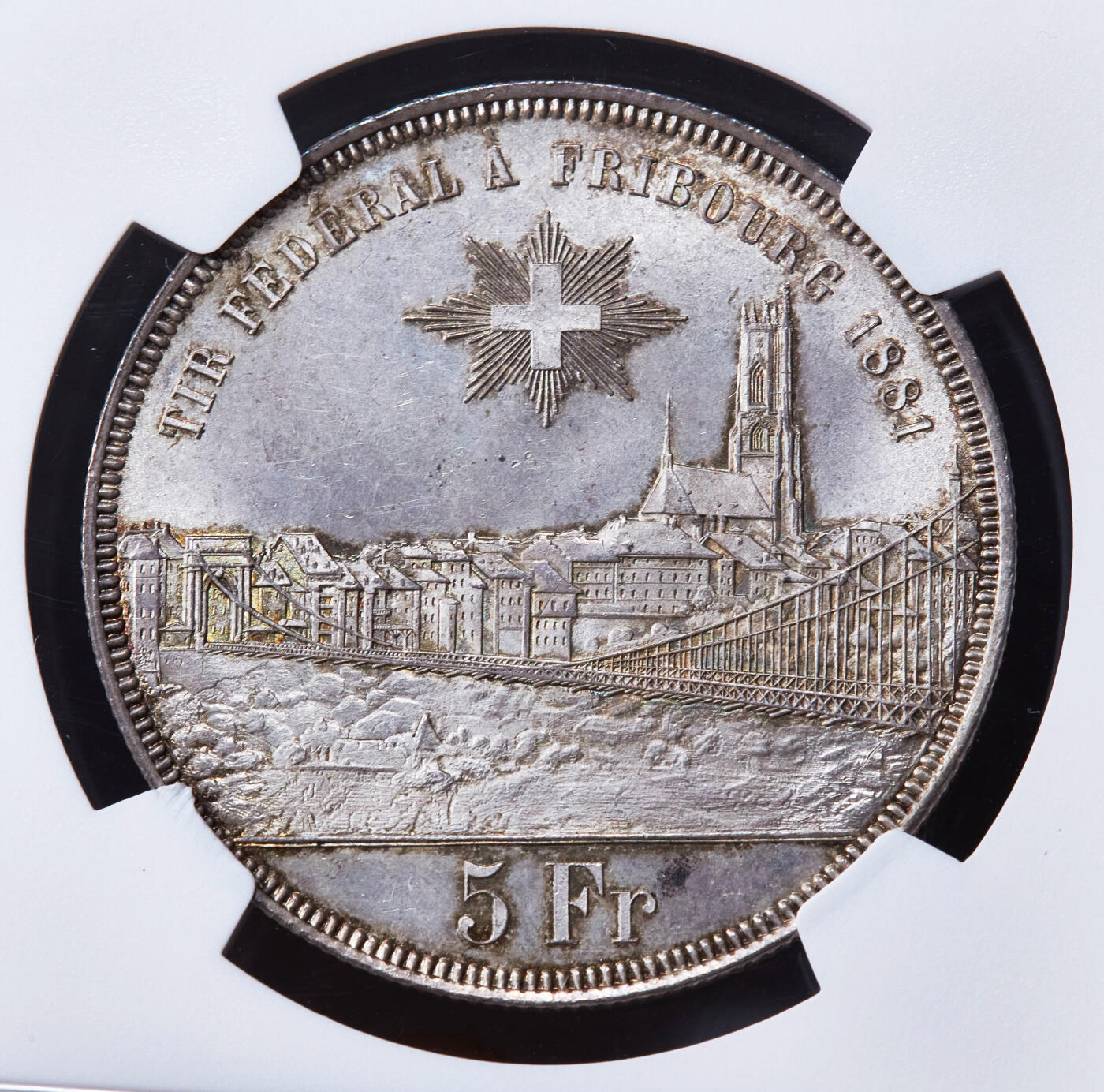 【俄甄集藏】“万象更新、马呈祥瑞”迎新春俄甄精品场-2026年(047)01-21 星期三 晚 19:30 全场包邮 瑞士1881年弗里堡射击节5法郎大银币，NGC MS64，伯尔尼造币厂，经典品种，黄油彩转光品相，底板凝霜