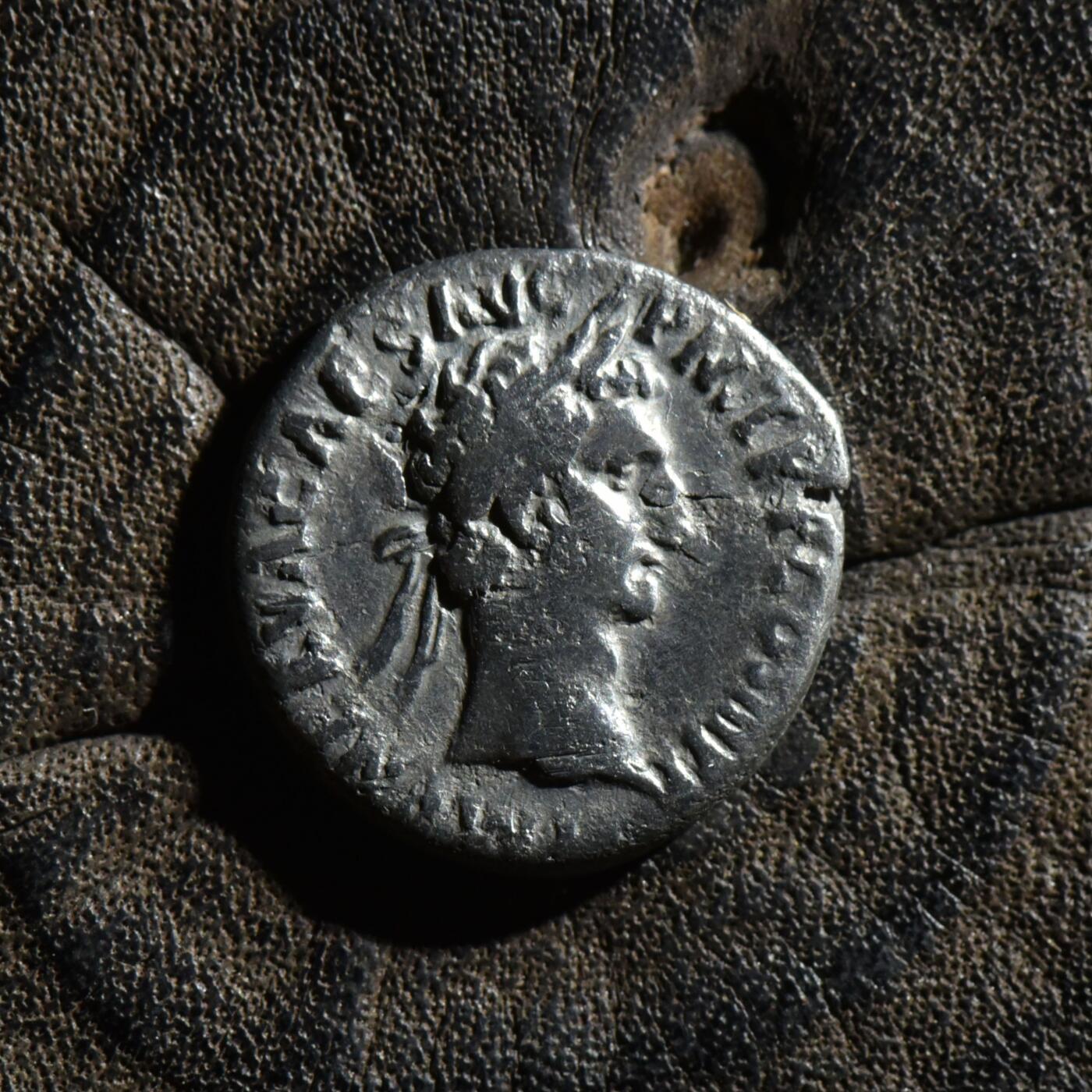 【良泉】【春节前最后一场】2月5日晚19.30点开拍！208组，本场结束后预存钱币的朋友请告知，将连同本场拍品一起邮寄，预祝诸位春节愉快！ 【藏家出品B】【极其罕见】罗马帝国 公元96-98年 涅尔瓦 第纳尔银币 五贤帝中最少见的皇帝，收集五贤帝最大的拦路虎，2.84克