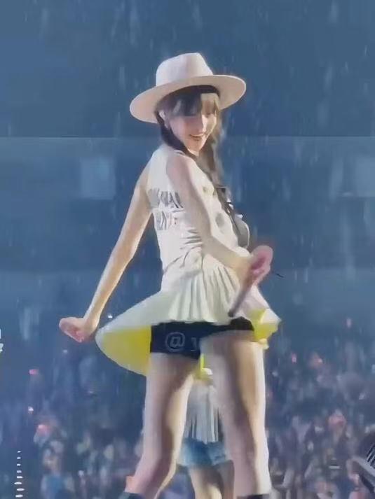 零元拍：张元英亲签美美签字卡，兄弟们不用不好意思直接冲就完了！！！！尺寸 205×220MM