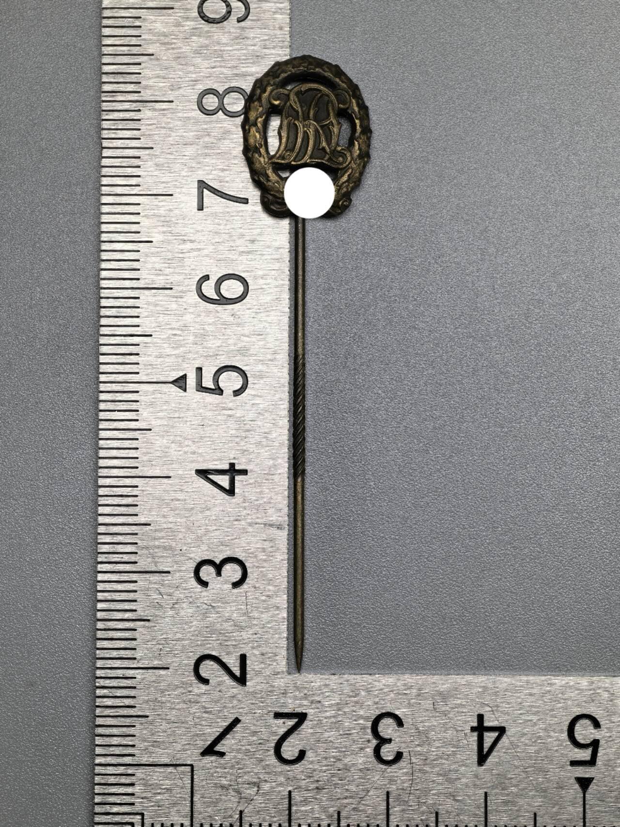 小驴勋章奖章收藏1月17日周六晚六点拍卖（珍爱和平，收藏战争，铭记历史，勿忘国耻，忠党爱国。有偿代拍，送拍规则在简介最后，参拍须阅读规则后再参拍，关系到运费包装发货时效真假辨别等关键信息，拍卖时不再发原图，看大图店主微信码在拍卖店铺介绍里） 得三铜级体能奖章迷你章领口插针样式，背打厂标