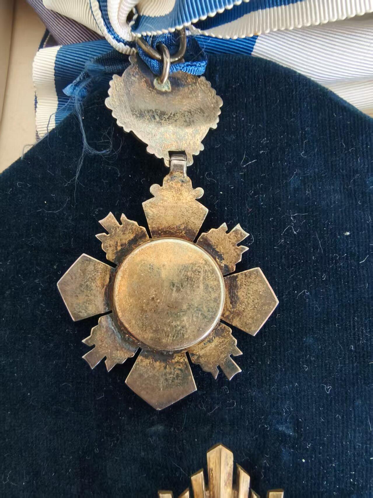 盛世勋华——号角文化勋章邮票专场拍卖第299期 尼加拉瓜大十字级鲁本·达里奥勋章 带原盒 银制 少见 第一版 古巴 Vilardebo y Riera, Habana生产 珠宝商定制版本少见。Vilardebo y Riera是古巴知名的珠宝与勋章制作工坊，以高品质的珠宝制作著称，同时为古巴、西班牙、海地等国制作勋章与官方饰品，1960年因古巴革命停业。