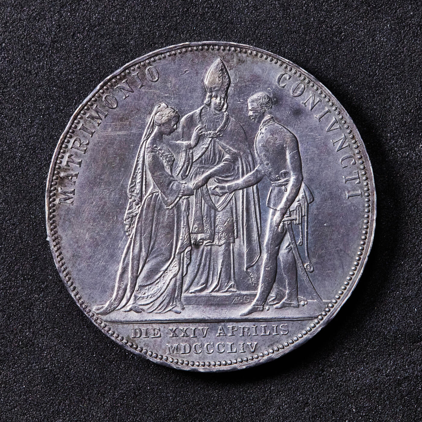 【俄甄集藏】“万象更新、马呈祥瑞”迎新春俄甄精品场-2026年(047)01-21 星期三 晚 19:30 全场包邮 奥地利1854年A版弗朗茨一世与茜茜公主结婚纪念2盾大银币，紫罗兰酱彩老包浆，名誉品种