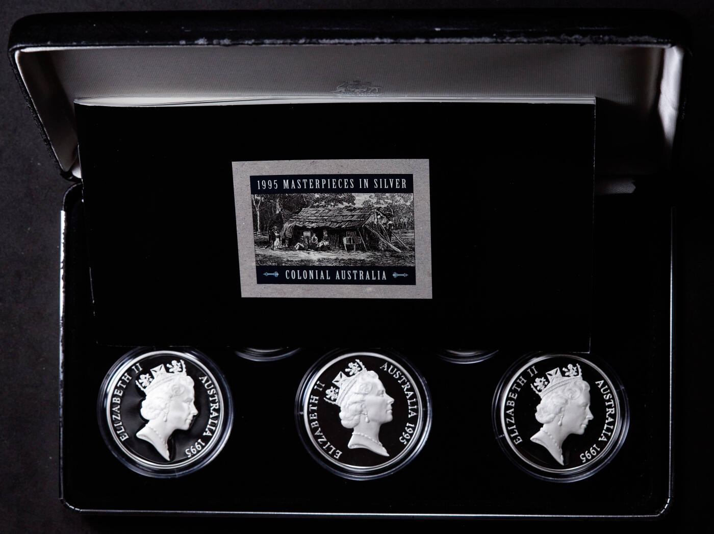 【俄甄集藏】“万象更新、马呈祥瑞”迎新春俄甄精品场-2026年(047)01-21 星期三 晚 19:30 全场包邮 澳大利亚1995年历史人物与事件系列5元精制大银币5枚套装，原盒证，澳大利亚皇家造币厂出品，伊丽莎白·麦克阿瑟、威廉·莱特上校、淘金热时代、科布马车公司、查尔斯·托德，单枚重35.79克，925银，含纯银共165.53克，外盒有损伤，No.1