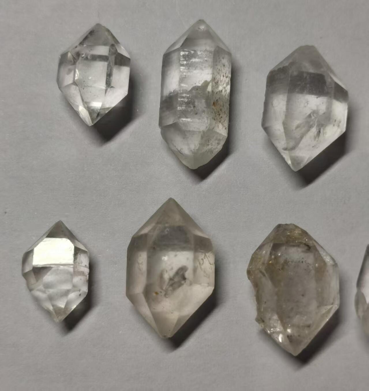 七河·世界币章小拍（总第34期） 藏家出品 X686（13）云贵闪灵水晶原石一组 8 件