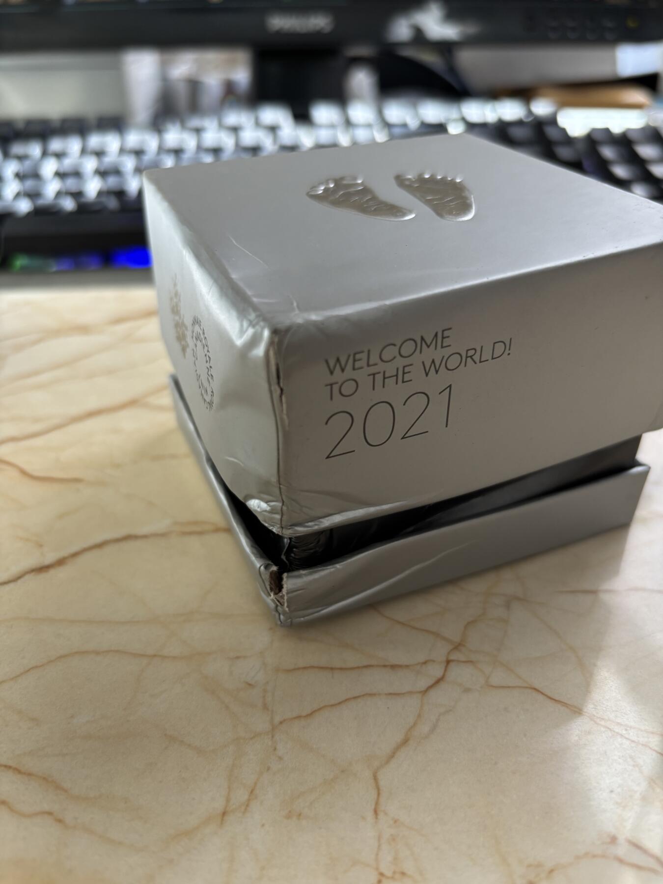 第188期拍卖 加拿大2021欢迎来到这个世界系列宝宝小脚丫银币半盎司，9999银，发行20000枚，盒子有压坏