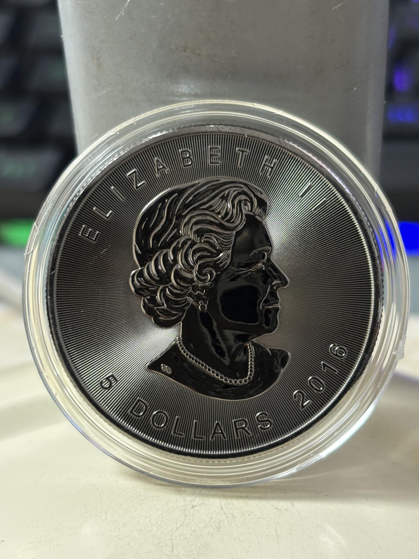 第188期拍卖 加拿大2017年枫叶在黑暗中发光不明飞行物1盎司纪念银币，9999银，发行500枚