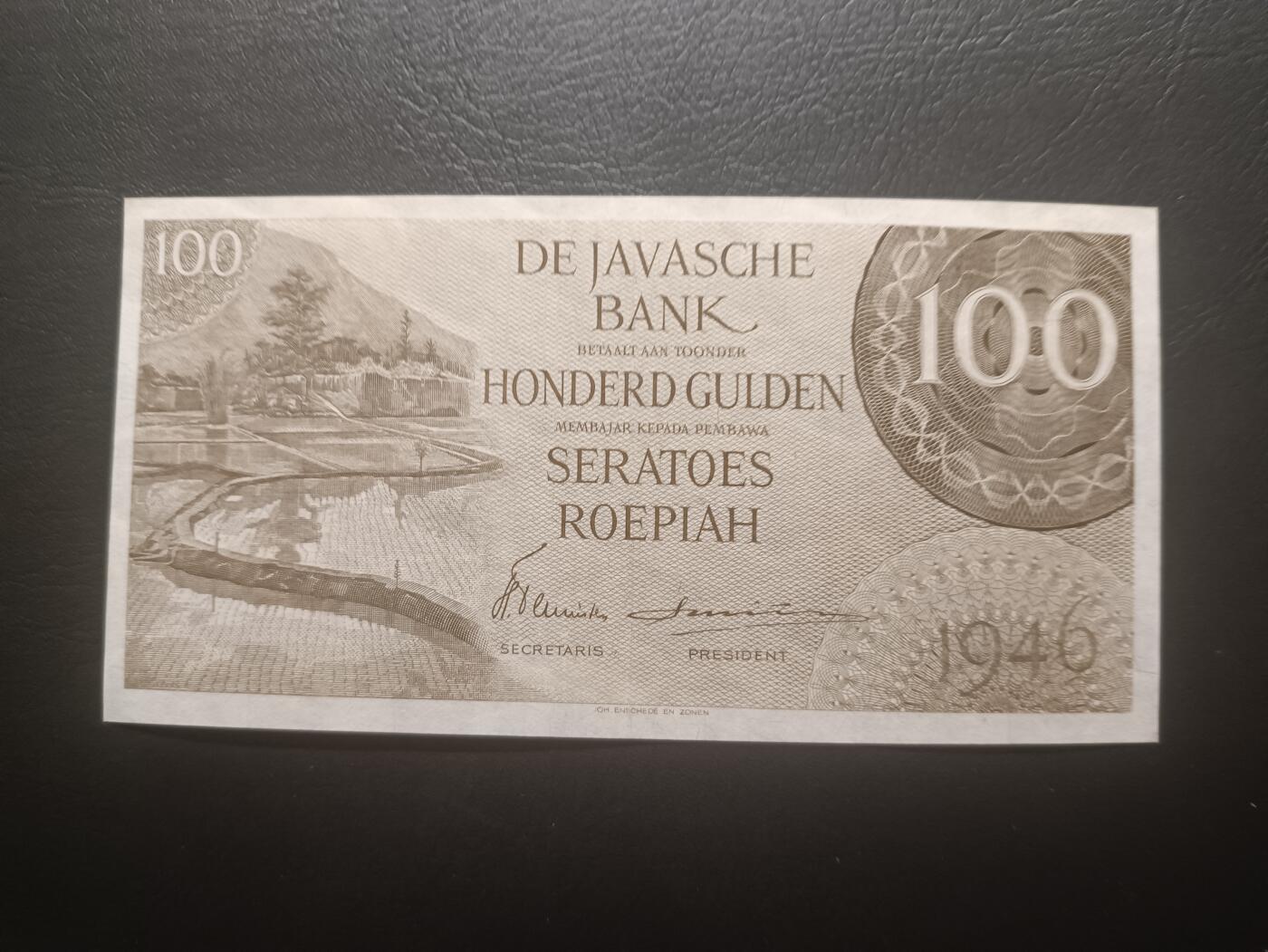 2026一月第三期，总213期 荷属东印度（现印度尼西亚）1946版100盾AUNC千位号，稻田和多文告示，稀有高面值，此时印尼独立运动如火如荼，三年后荷兰殖民政府彻底退出印尼，此版本故发行时间短回收彻底而稀有