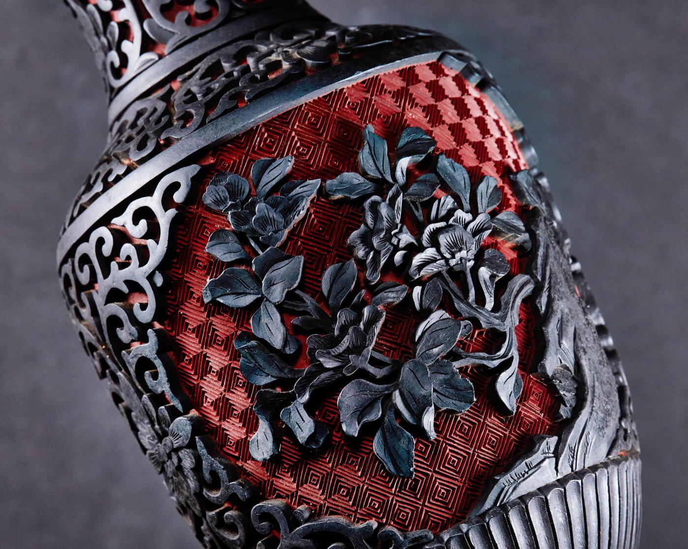 【俄甄集藏】“万象更新、马呈祥瑞”迎新春俄甄精品场-2026年(047)01-21 星期三 晚 19:30 全场包邮 中国1950-1970年代出口换汇时期漆器花瓶，铜胎蓝瓷底，满工纹饰，高：200mm，口径：70mm，最宽处直径：105mm，重量：491.39克·，保存完好