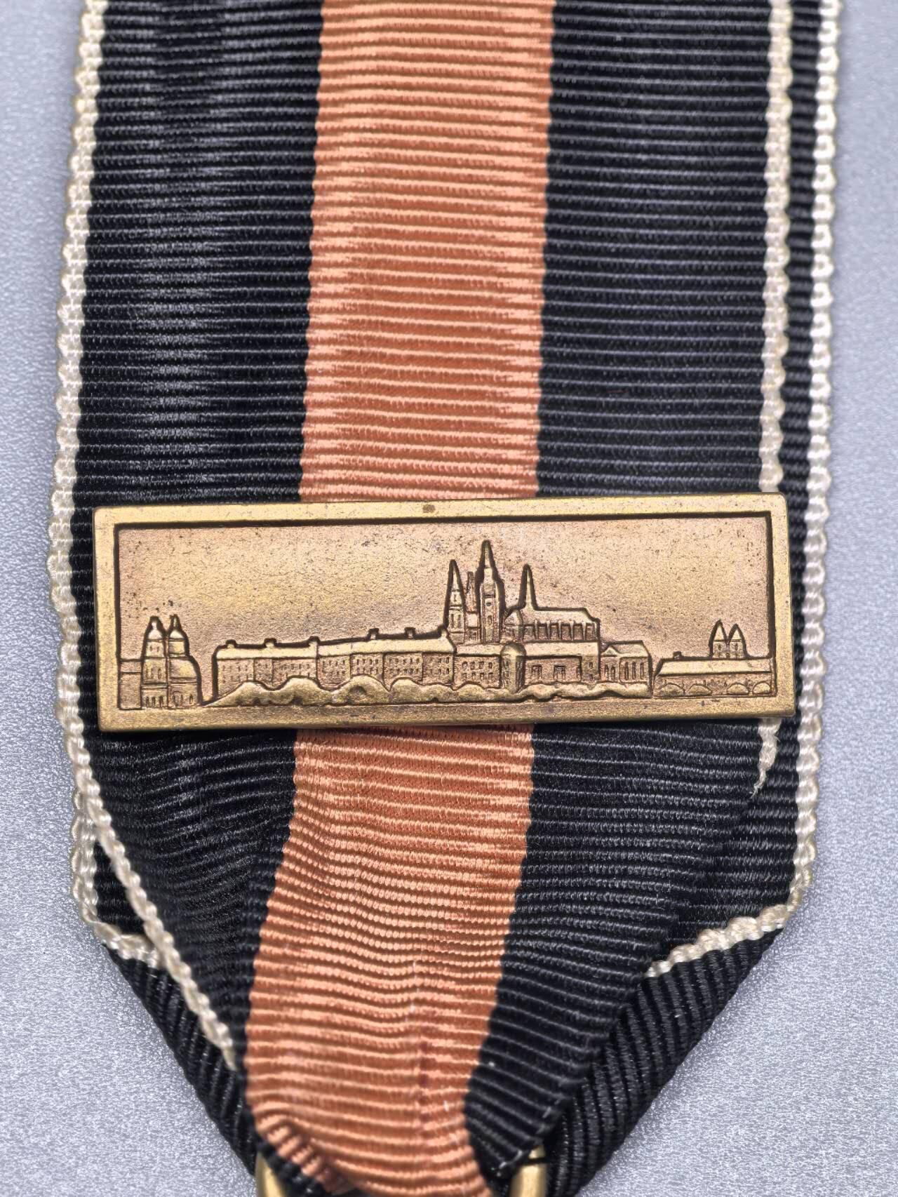 小驴勋章奖章收藏1月17日周六晚六点拍卖（珍爱和平，收藏战争，铭记历史，勿忘国耻，忠党爱国。有偿代拍，送拍规则在简介最后，参拍须阅读规则后再参拍，关系到运费包装发货时效真假辨别等关键信息，拍卖时不再发原图，看大图店主微信码在拍卖店铺介绍里） 得三苏台德回归奖章，带布拉格勋饰条