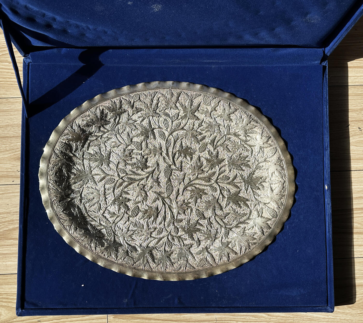 【俄甄集藏】“万象更新、马呈祥瑞”迎新春俄甄精品场-2026年(047)01-21 星期三 晚 19:30 全场包邮 奥斯曼帝国19世纪末外销古董錾花装饰银盘，长：360mm，宽：280mm，重量：985.5克，900银，工艺精细，手工制品