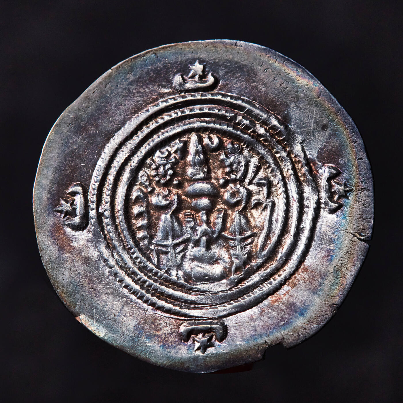 【俄甄集藏】“万象更新、马呈祥瑞”迎新春俄甄精品场-2026年(047)01-21 星期三 晚 19:30 全场包邮 波斯萨珊王朝公元591-628年库思老二世一德拉克马银币，正面星月双翅齿冠国王面右头像，右下角有赞文；背面祭火坛和两祭司，左侧纪年，右侧造币厂信息，五彩包浆，状态难得，直径：33mm，重量：3.73克