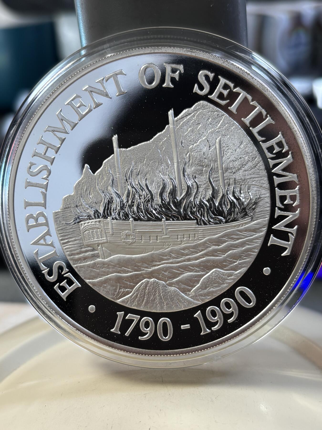 第188期拍卖 皮特凯恩群岛1990年火烧船5盎司精制纪念银币，999银，发行2500枚