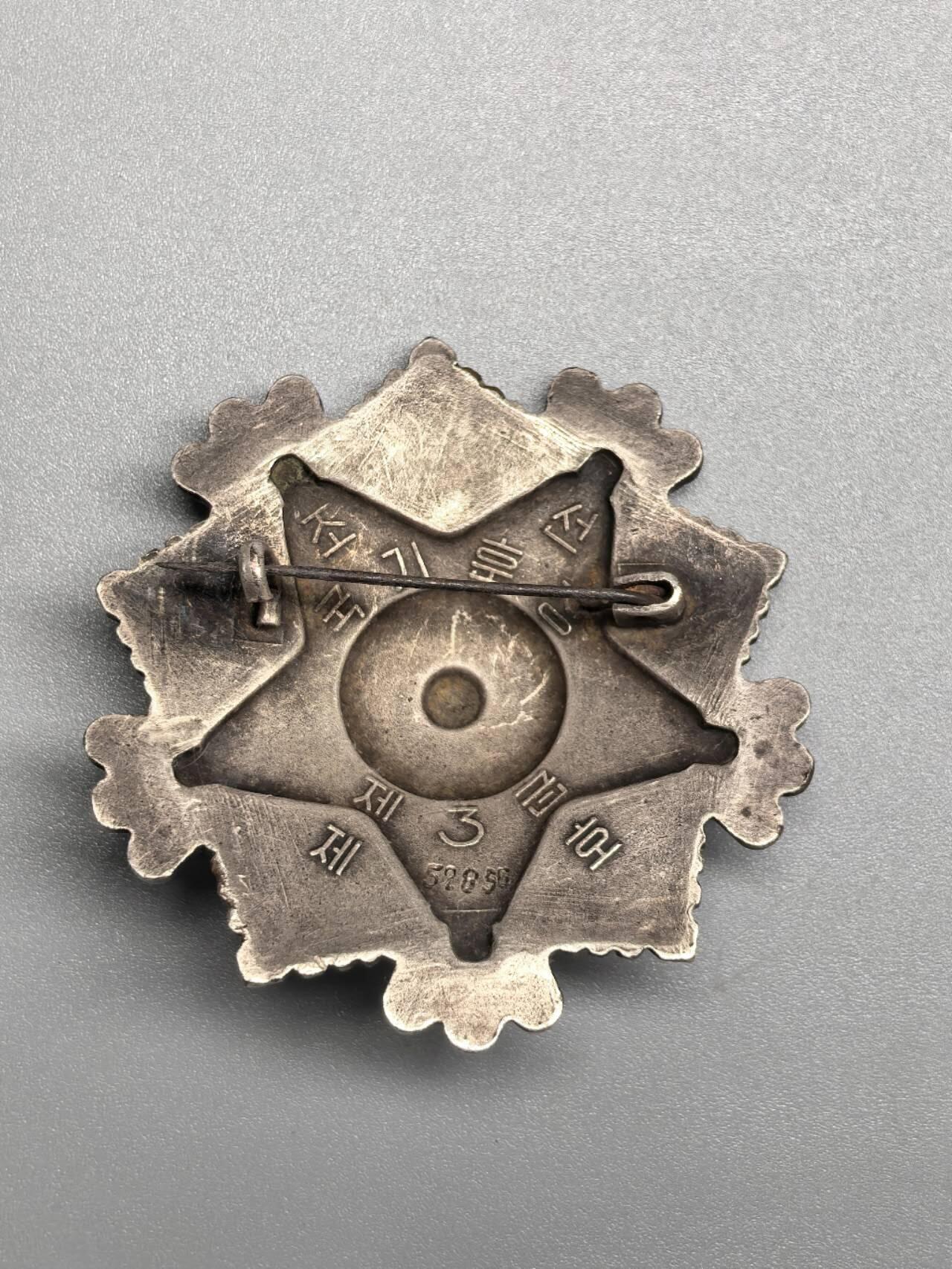 小驴勋章奖章收藏1月17日周六晚六点拍卖（珍爱和平，收藏战争，铭记历史，勿忘国耻，忠党爱国。有偿代拍，送拍规则在简介最后，参拍须阅读规则后再参拍，关系到运费包装发货时效真假辨别等关键信息，拍卖时不再发原图，看大图店主微信码在拍卖店铺介绍里） 三级国旗勋章，横针带号