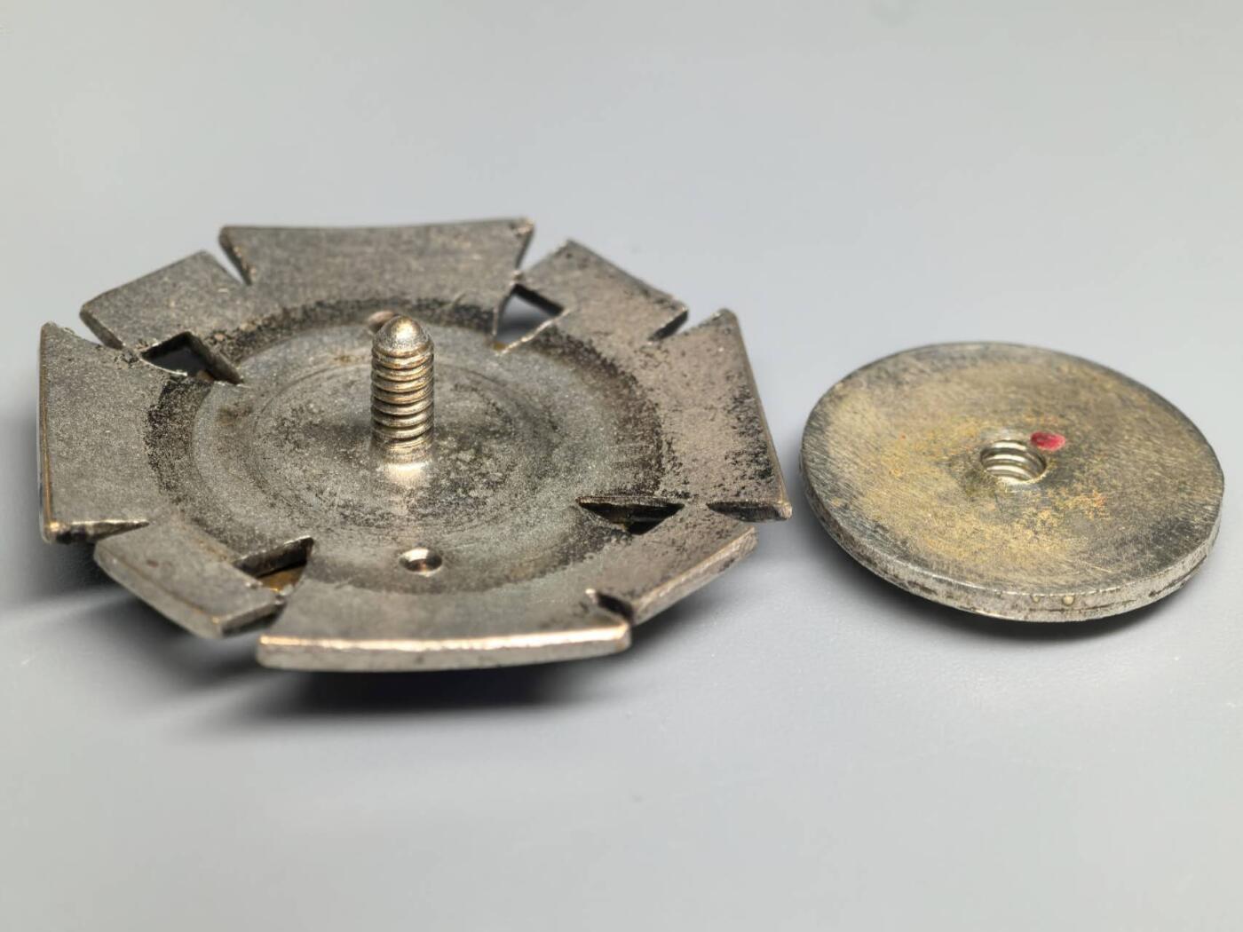 小驴勋章奖章收藏1月17日周六晚六点拍卖（珍爱和平，收藏战争，铭记历史，勿忘国耻，忠党爱国。有偿代拍，送拍规则在简介最后，参拍须阅读规则后再参拍，关系到运费包装发货时效真假辨别等关键信息，拍卖时不再发原图，看大图店主微信码在拍卖店铺介绍里） 芬兰1941-1943德芬北方前线战场十字，赠予德军士兵和SS，有佩戴痕迹，少见