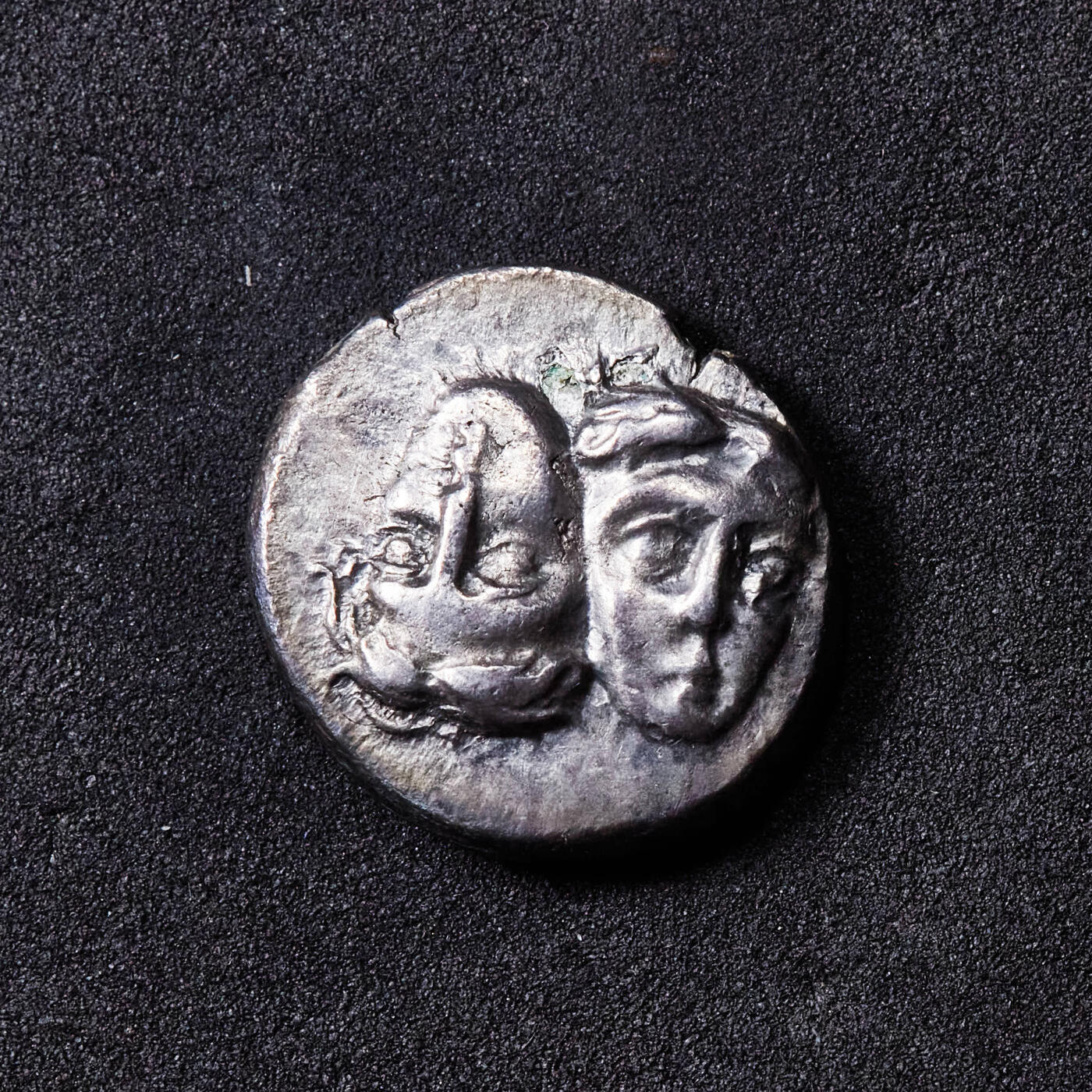 【俄甄集藏】“万象更新、马呈祥瑞”迎新春俄甄精品场-2026年(047)01-21 星期三 晚 19:30 全场包邮 古希腊莫西亚伊斯特罗斯城公元前4世纪双子座一德拉克马银币，正面是代表双子座的一正一倒两男孩头像，背面鹰啄食海豚，上方币文：“伊斯特罗斯”，直径：17mm，重量：4.59克，少见品种，底光犹存