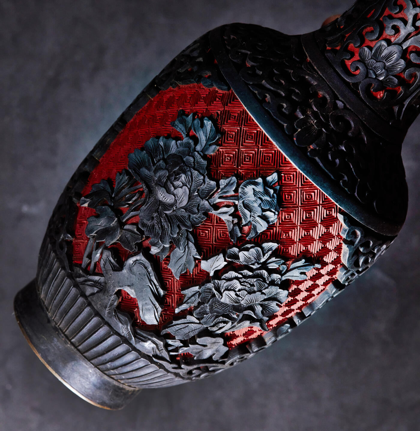 【俄甄集藏】“万象更新、马呈祥瑞”迎新春俄甄精品场-2026年(047)01-21 星期三 晚 19:30 全场包邮 中国1950-1970年代出口换汇时期漆器花瓶，铜胎蓝瓷底，满工纹饰，高：200mm，口径：70mm，最宽处直径：105mm，重量：491.39克·，保存完好