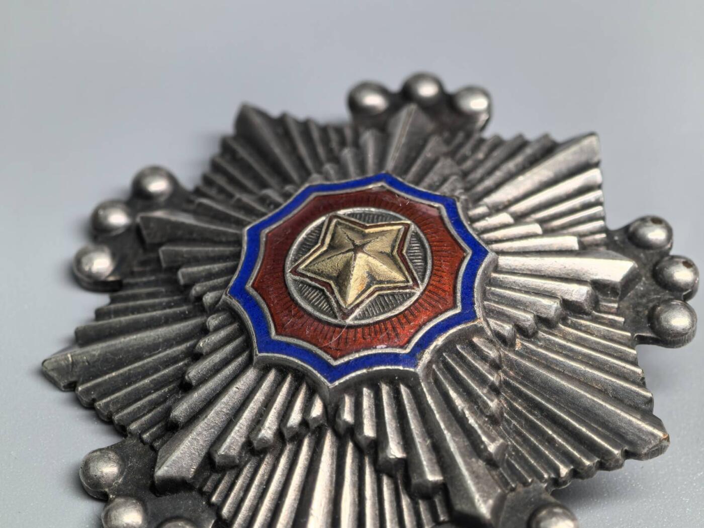 小驴勋章奖章收藏1月17日周六晚六点拍卖（珍爱和平，收藏战争，铭记历史，勿忘国耻，忠党爱国。有偿代拍，送拍规则在简介最后，参拍须阅读规则后再参拍，关系到运费包装发货时效真假辨别等关键信息，拍卖时不再发原图，看大图店主微信码在拍卖店铺介绍里） 三级国旗勋章，横针带号