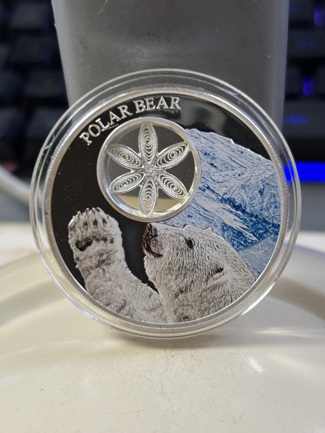 第188期拍卖 托克劳2015年掐丝动物系列北极熊1盎司纪念彩银币，999银，发行1500枚，有氧化
