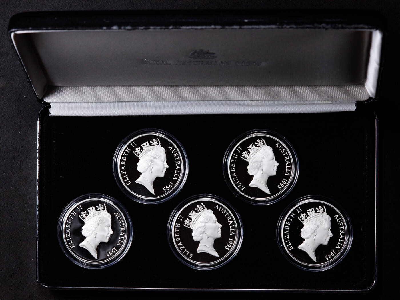 【俄甄集藏】“万象更新、马呈祥瑞”迎新春俄甄精品场-2026年(047)01-21 星期三 晚 19:30 全场包邮 澳大利亚1995年历史人物与事件系列5元精制大银币5枚套装，原盒证，澳大利亚皇家造币厂出品，伊丽莎白·麦克阿瑟、威廉·莱特上校、淘金热时代、科布马车公司、查尔斯·托德，单枚重35.79克，925银，含纯银共165.53克，外盒有损伤，No.1